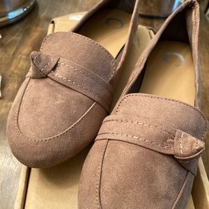 New… never worn taupe suede women’s flats. Size 9 but ran small.